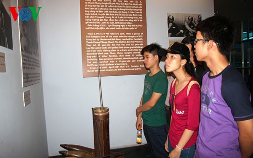 Historical, cultural relic sites receive a large number of visitors - ảnh 1